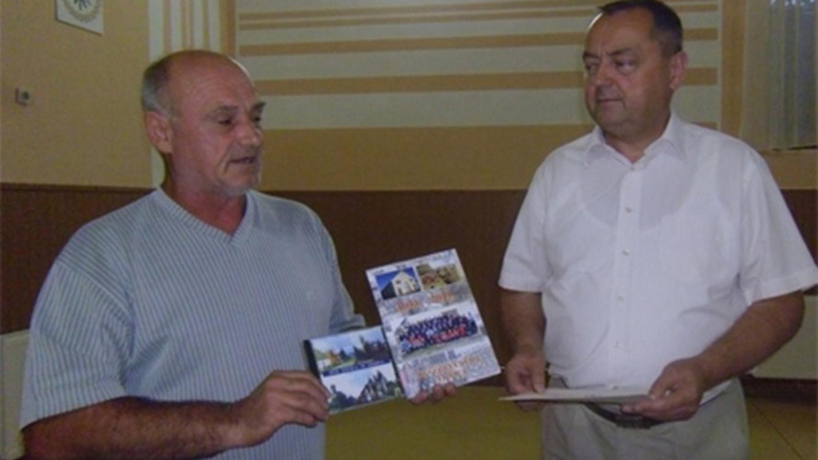 Mića Tomičić (desno) prima zahvalu