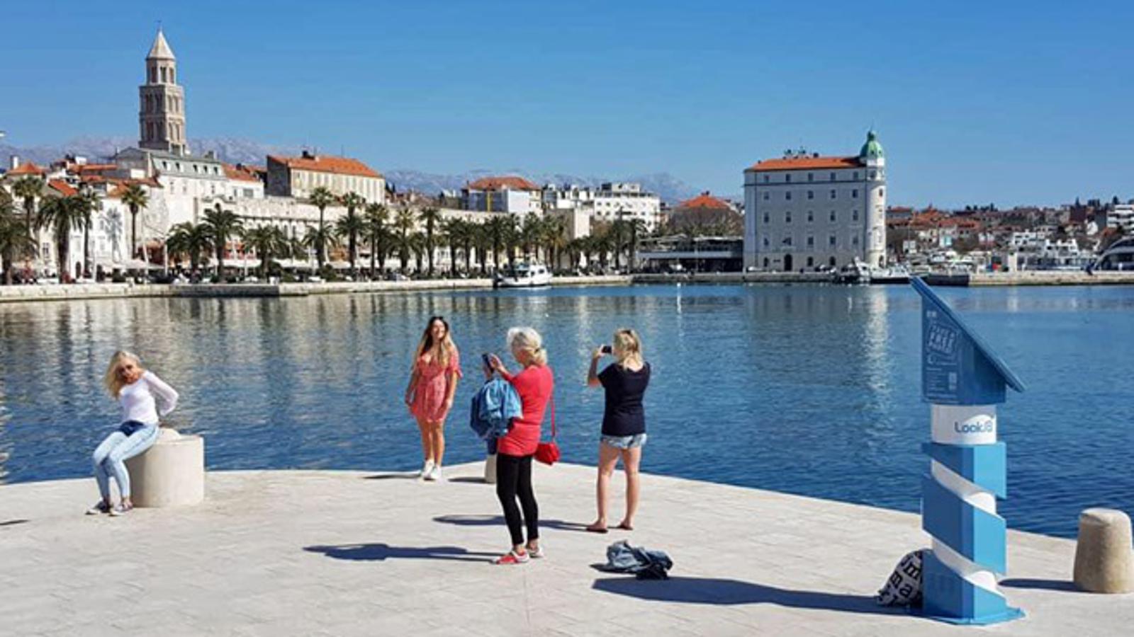 Mlade turistkinje okidaju tradicionalne, zastarjele selfije.