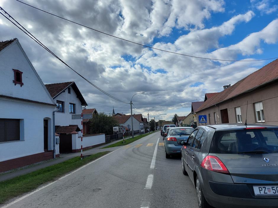 Kolona na prometnici u Jakšiću za vrijeme izvođenja radova | Author: Čitatelj PLUSportala