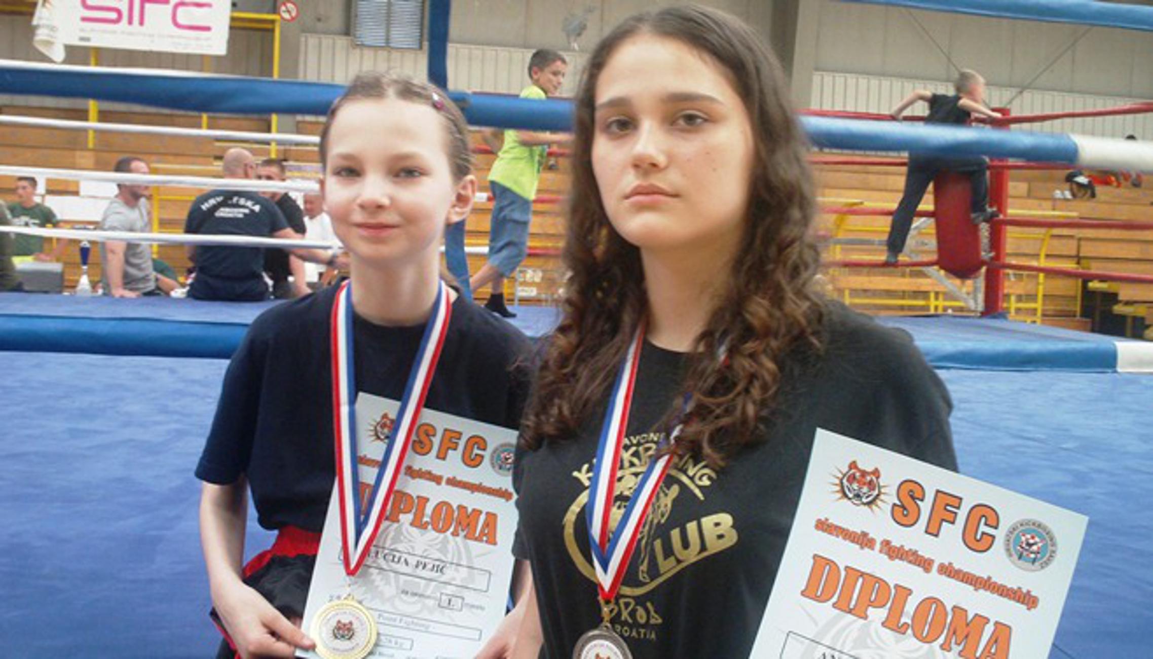 Lucija (lijevo) i Anita s osvojenim medaljama