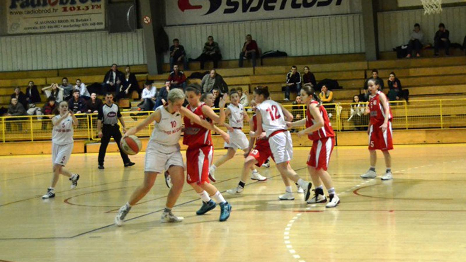 Košarkašice Broda na Savi (bijele) igraju gradski derbi s košarkašicama Broda