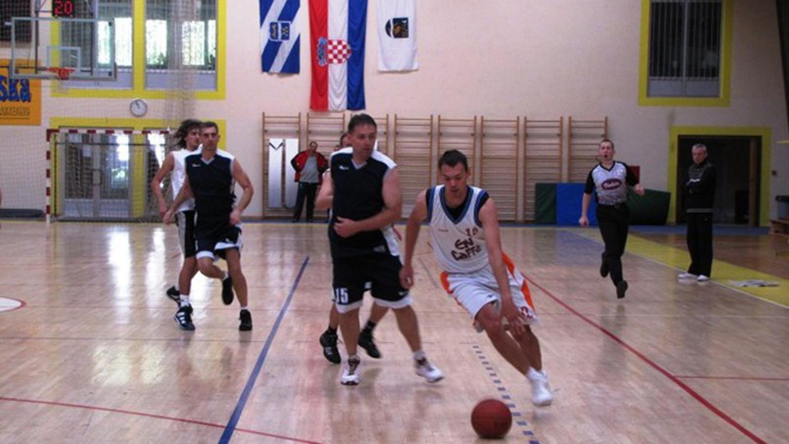Dominik Štefanac (bijela majica) nije igrao za Sibinj u derbiju kola