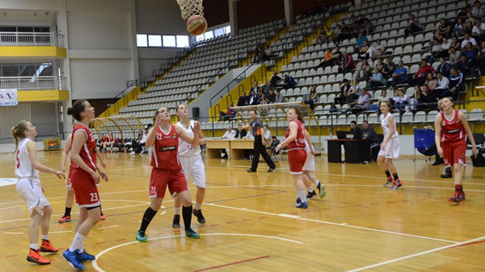 Detalj iz večerašnje utakmice košarkašica Broda na Savi (bijele) i Croatie 2006