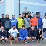 Sudionici 9. maratona Slav.Brod - Žeravac na startu ispred Franjevačkog samostana 