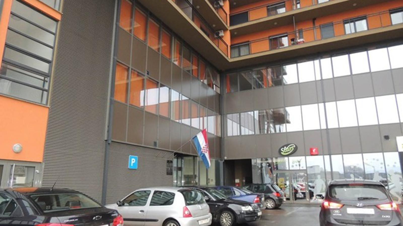 Parkiralište ispred Područnog ureda Porezne uprave u Slavonskom Brodu