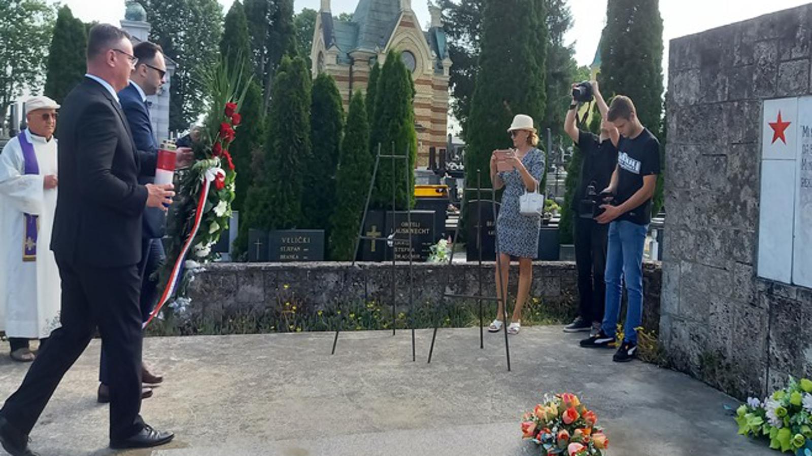  Župan D. Marušić i zamjenik M. Šimić polažu vijenac