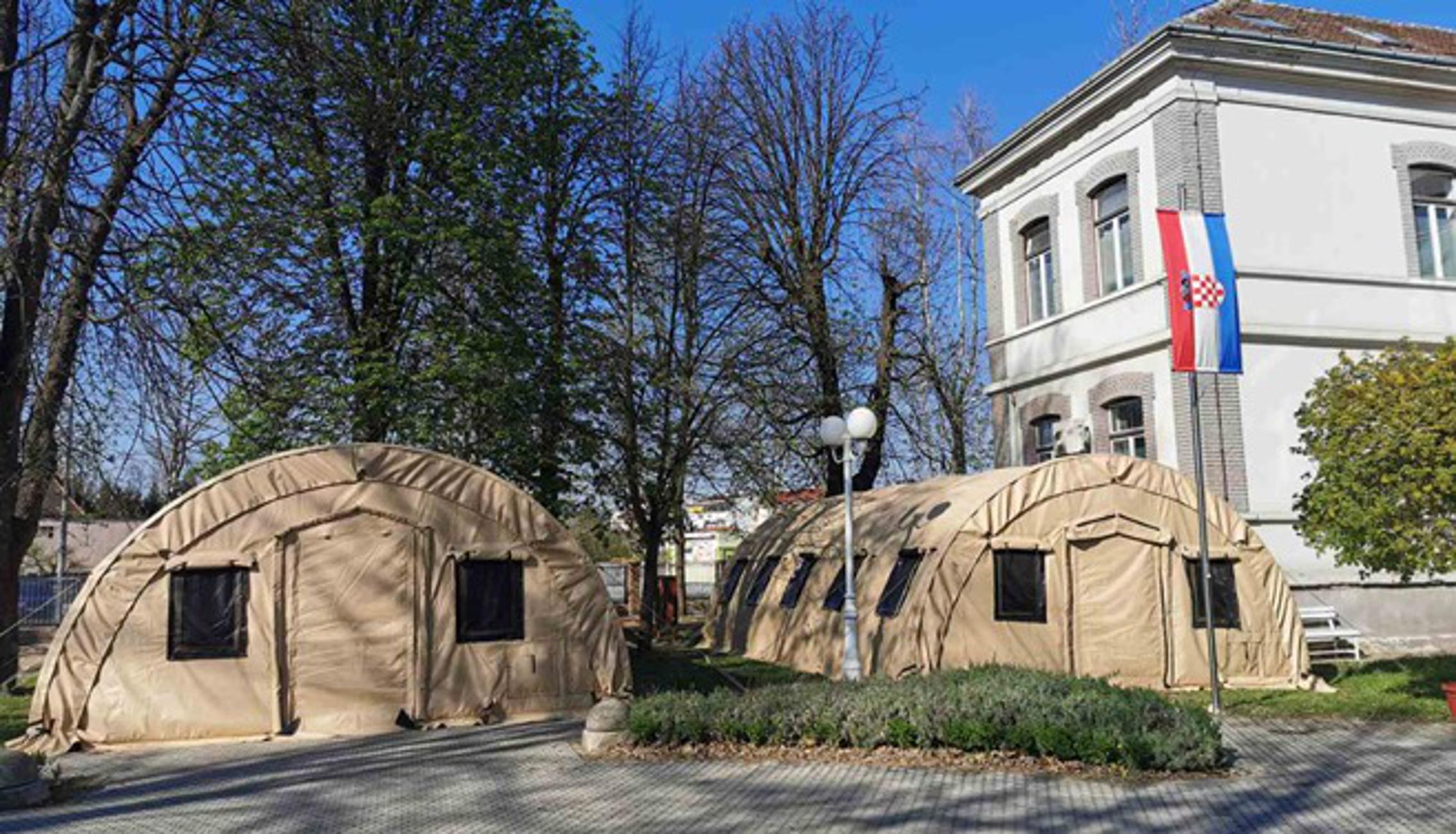 Šatori postavljeni ispred zgrade COVID-2 u dvorištu brodske Opće bolnice