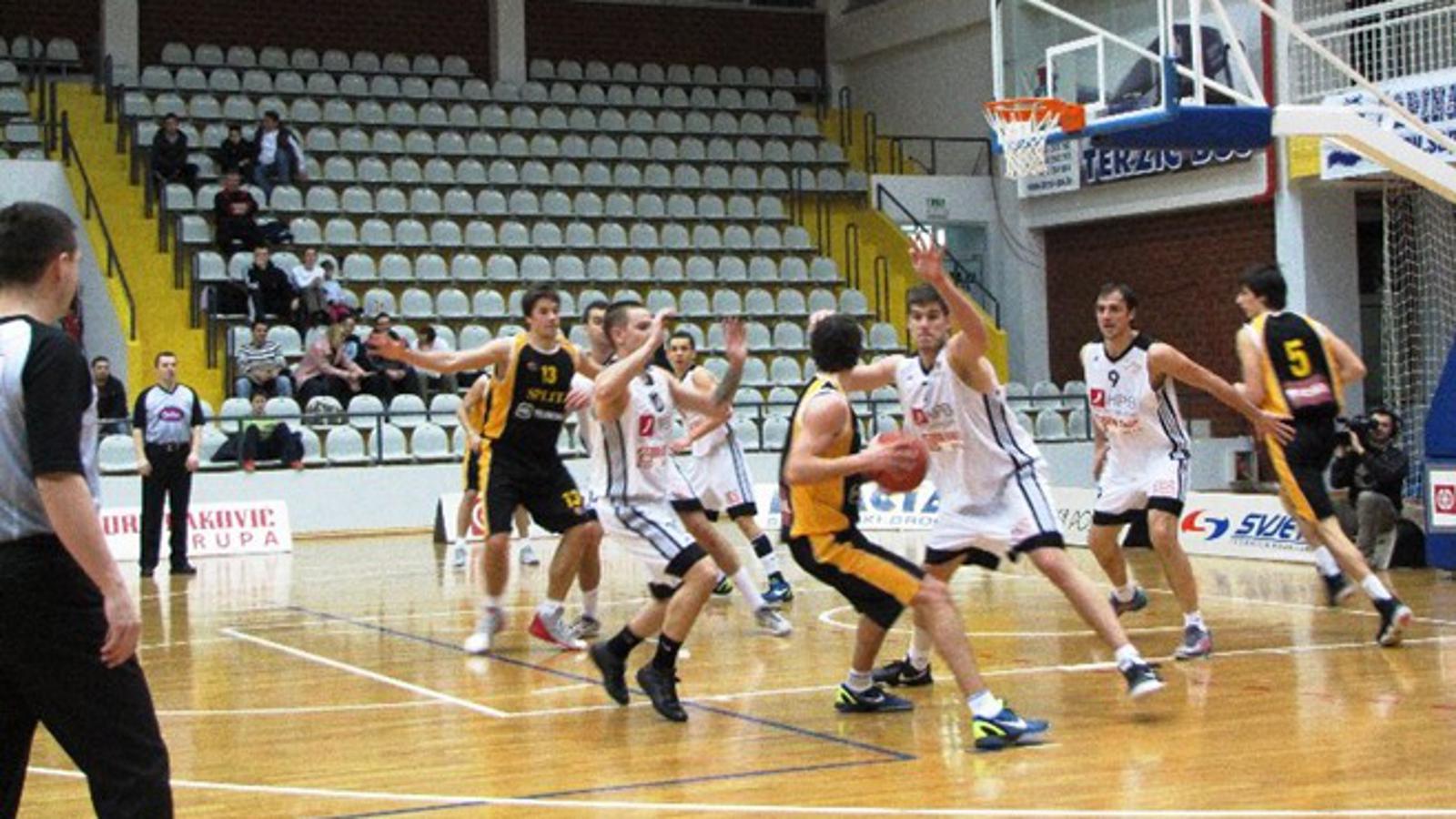 Košarkaši Brod Svjetlosti (bijeli)  nadigrali su i pobijedili Split