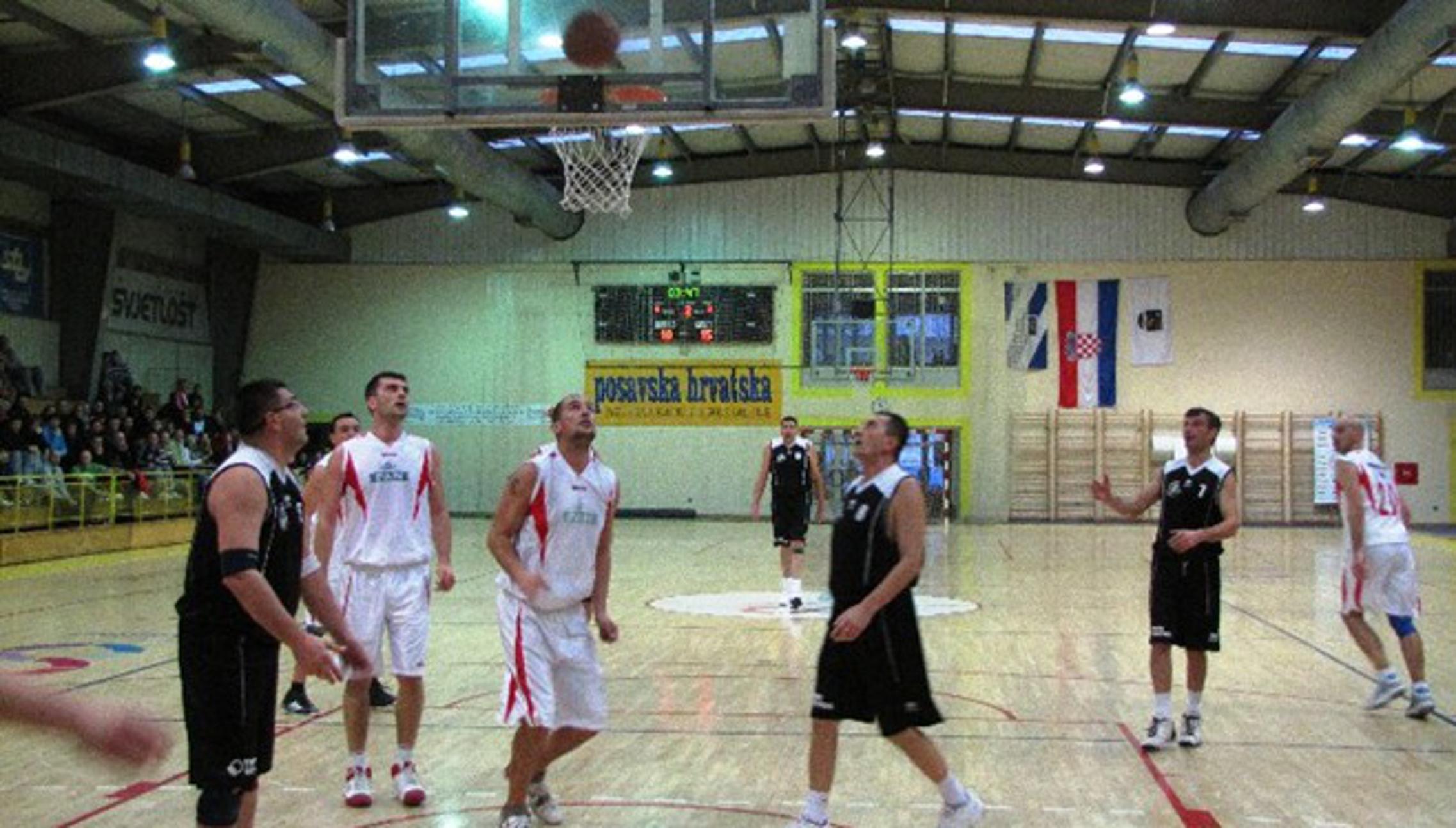 Navigator (bijeli) je prestigao prednost Old stars Broda (crni) u ušao u finale
