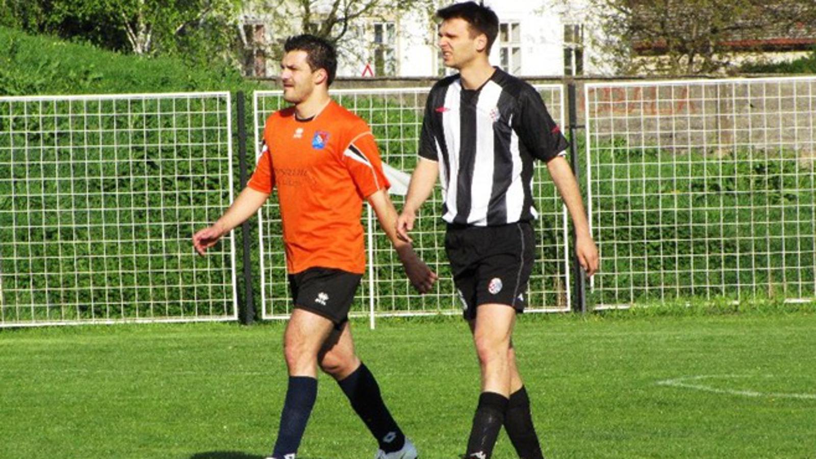 Dvostruki strijelac Domagoj Vukšić (crno bijela majica)