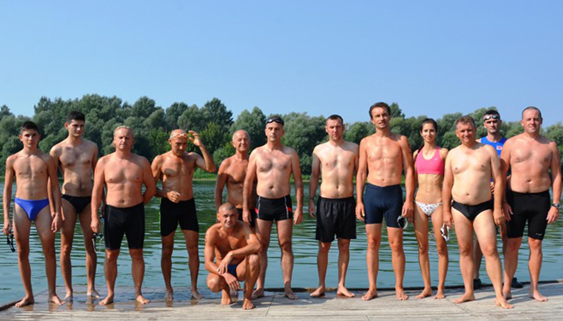 Sudionici 3. Olimpijskog triatlona uoči starta plivačkog dijela natjecanja