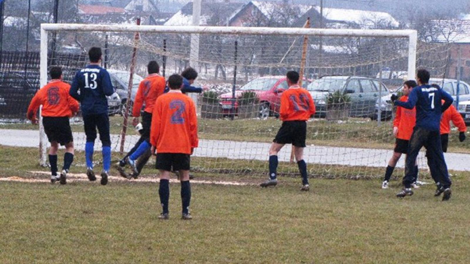 Tokić glavom postiže svoj drugi zgoditak u utakmici sa Svačić-Bagijem