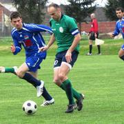 Kapetan Slobodnice  Mario Ravlić (zelena majica) u akciji prema golu Otoka
