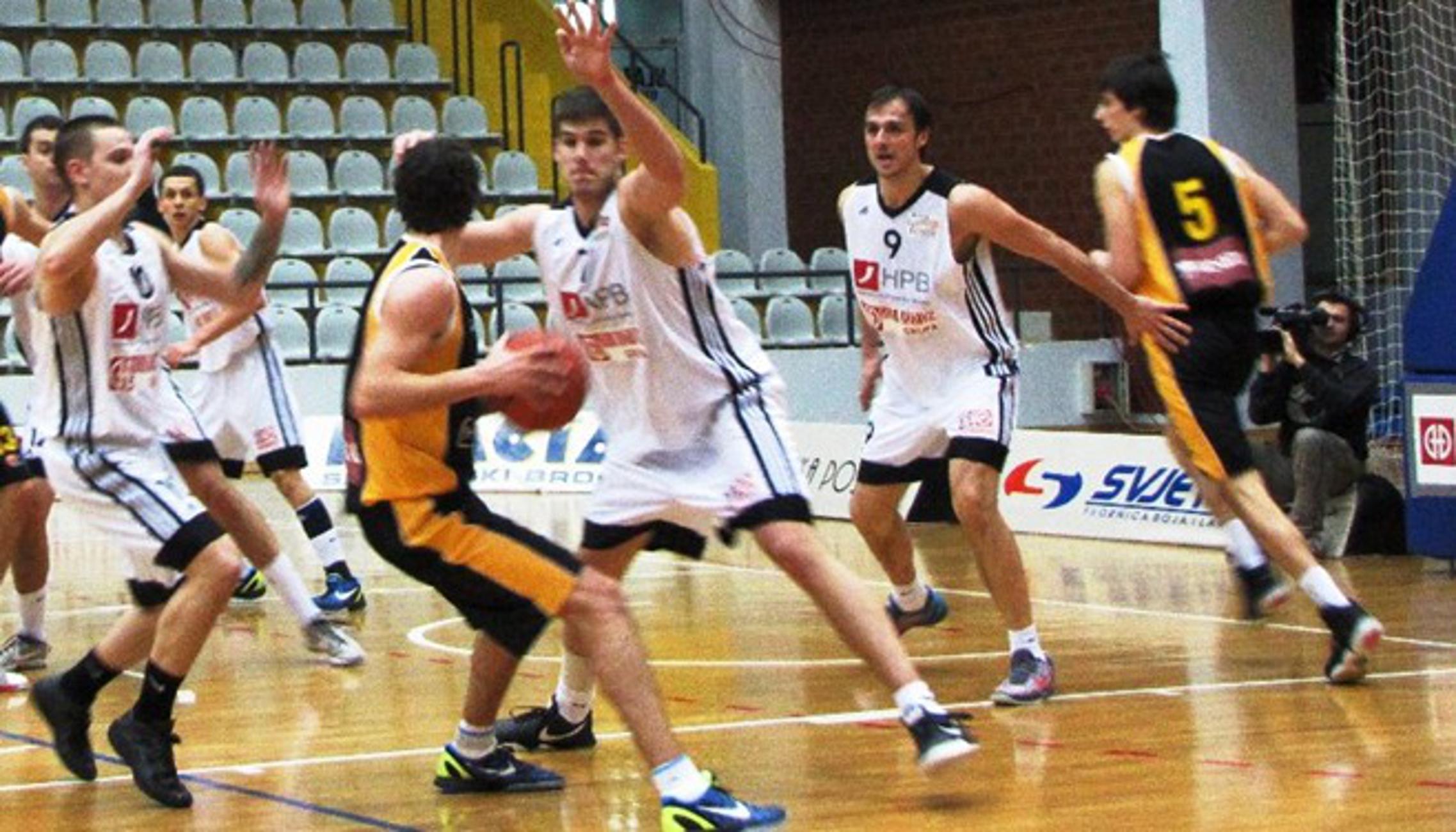 Tadej Koštomaj, Ljubo Šamadan i Andrej Štimac (bijeli, s lijeva) u Dubrovniku su postigli 45 koševa