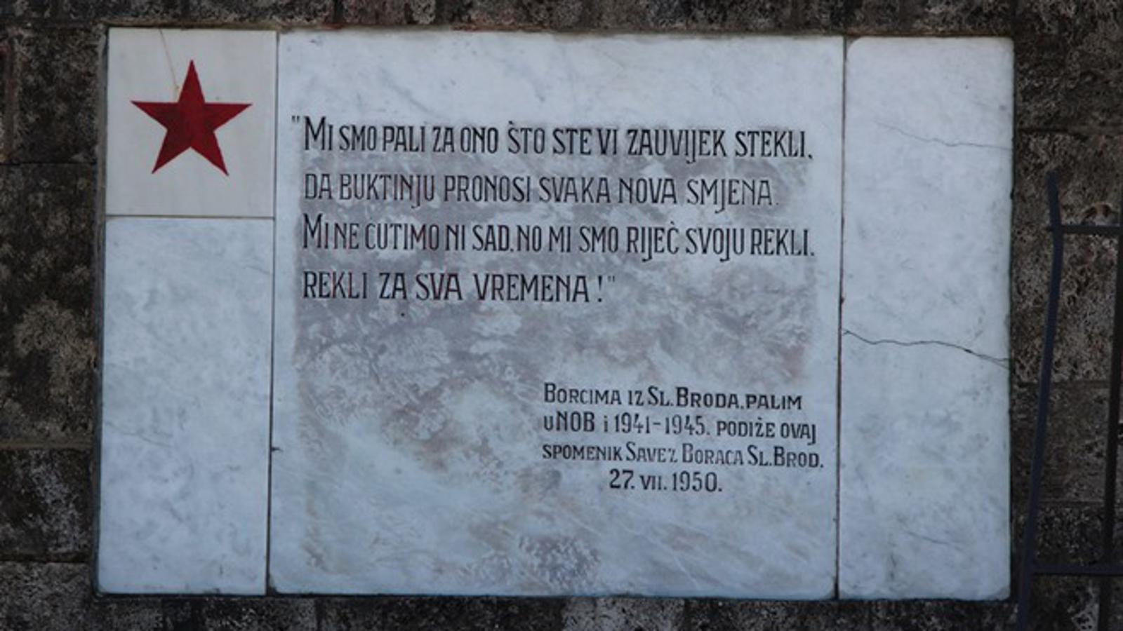 Natpis na spomen-kosturnici na brodskom Gradskom groblju