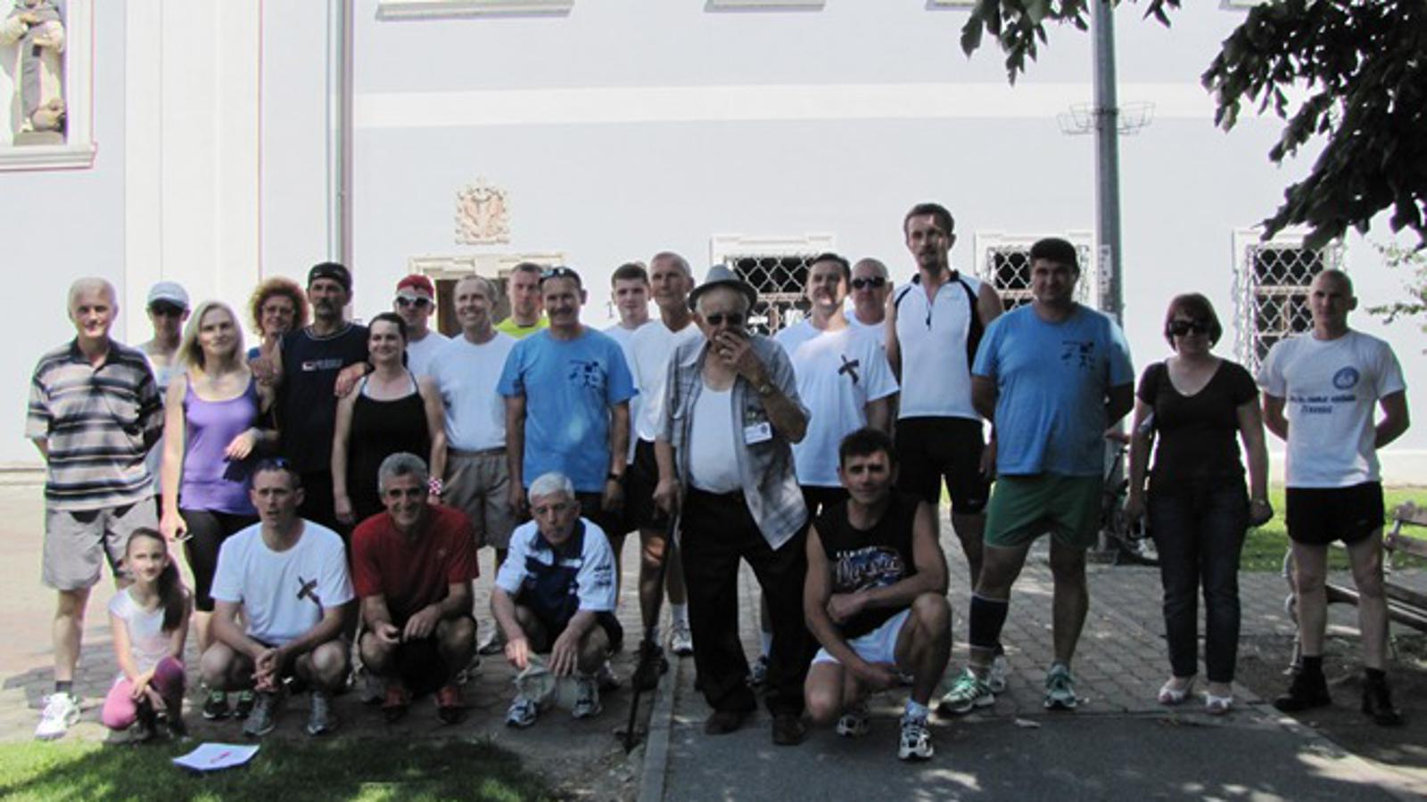 Sudionici maratona Slavonski Brod - Žeravac ispred Samostana u Slav.Brodu gdje je bio start