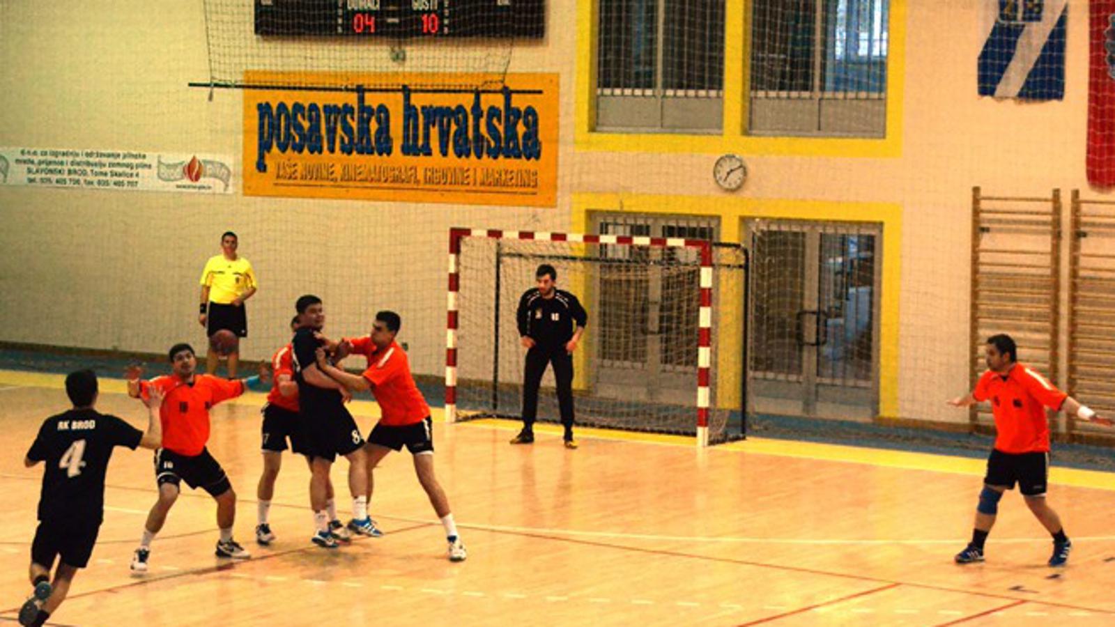 Rukometaši Borova (narandžasti) zasluženo su slavili u Sportskoj dvorani Brod