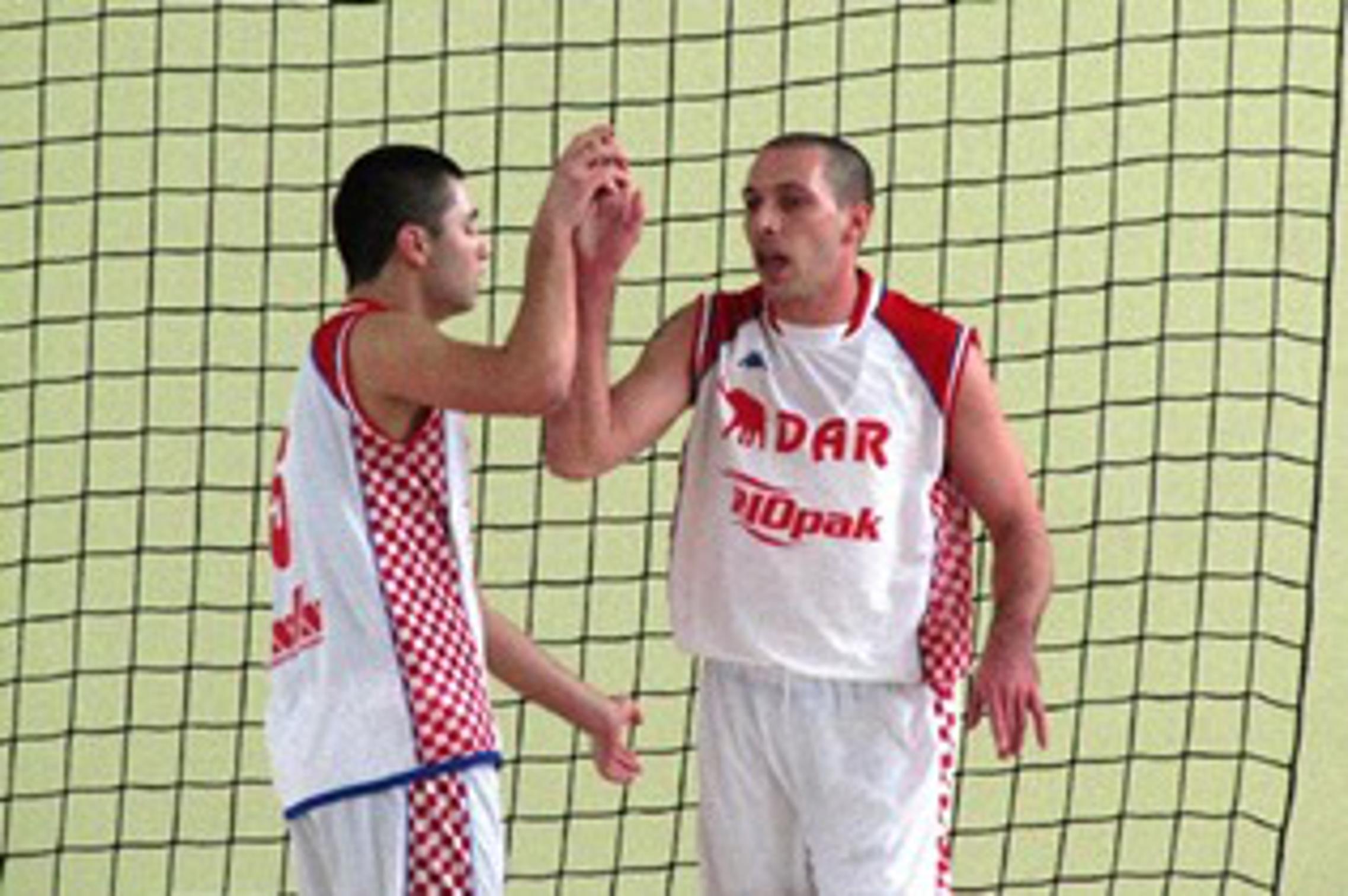 Domagoj Norac (desno) je u pobjedu nad Sibinjom ugradio 22 koša