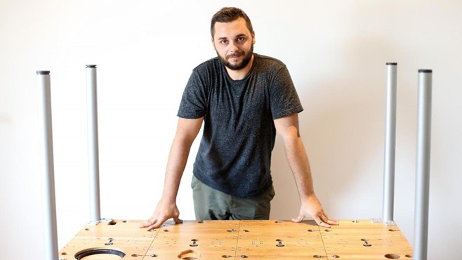 Matej Grozdanović i njegov modularni stol