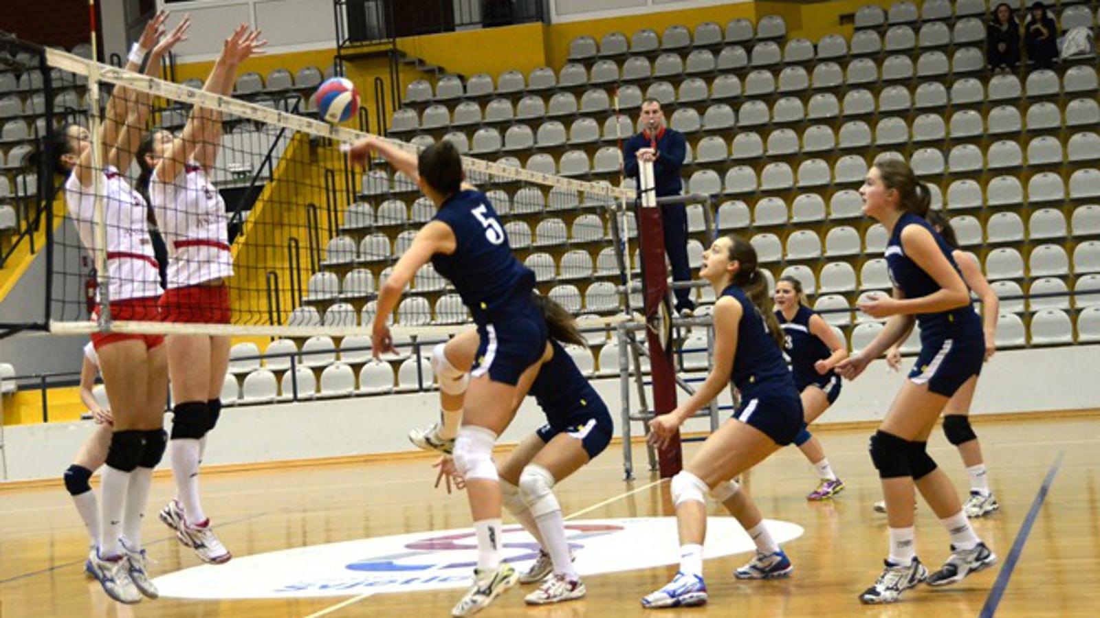 Brođanke (tamno plave) su uvjerljivo dobile Varaždinke