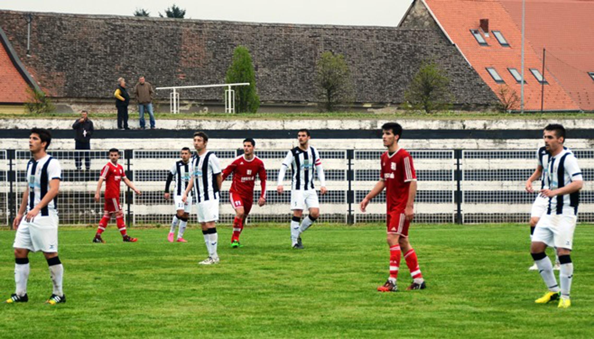 Nogometaši Marsonije (bijelo-crni) u subotu gostuju u Bjelovaru