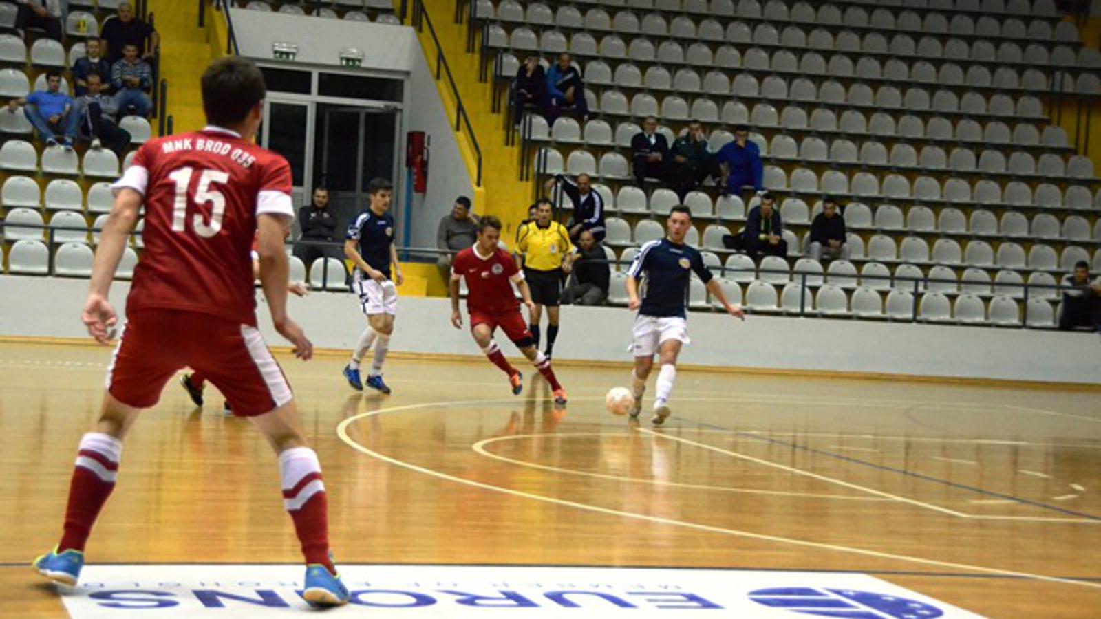 Brod 035 (crveni) je s Uspinjačom tri puta vodio, ali nije pobjedio