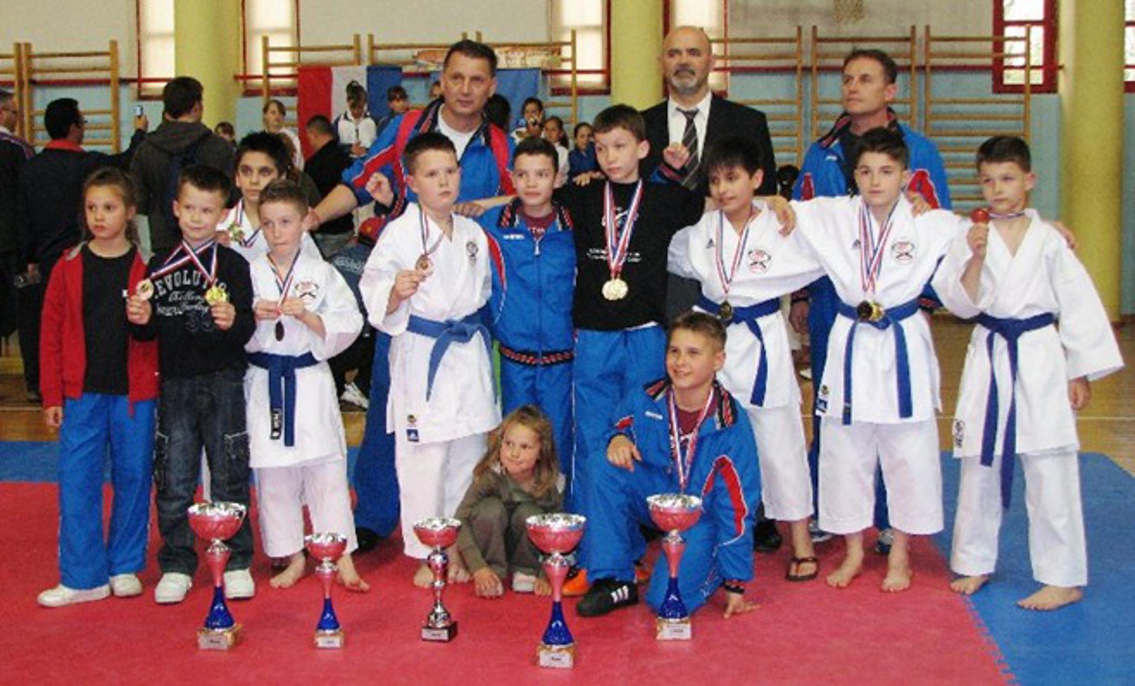 Mladi karatisti KK Slavonski Brod s trenerima Z.Horvatom, M.Ivezićem i N.Horvatom
