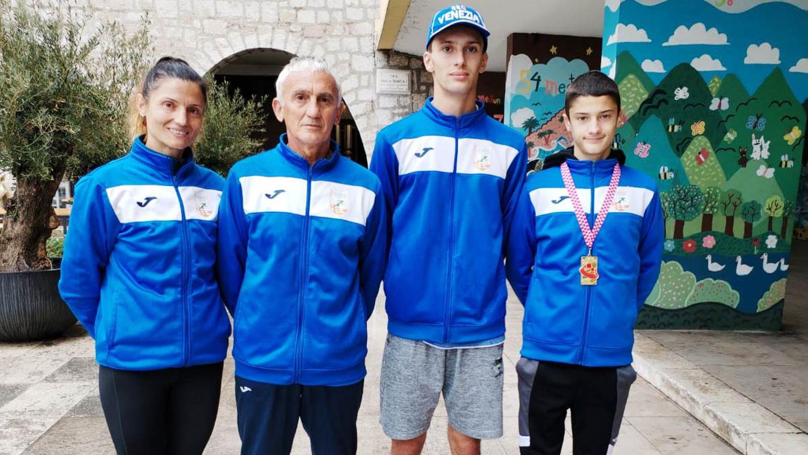 S lijeva: Manda Orkić, Ante Šeremet (trener), Zrinoslav Kekez i Filip Orkić.