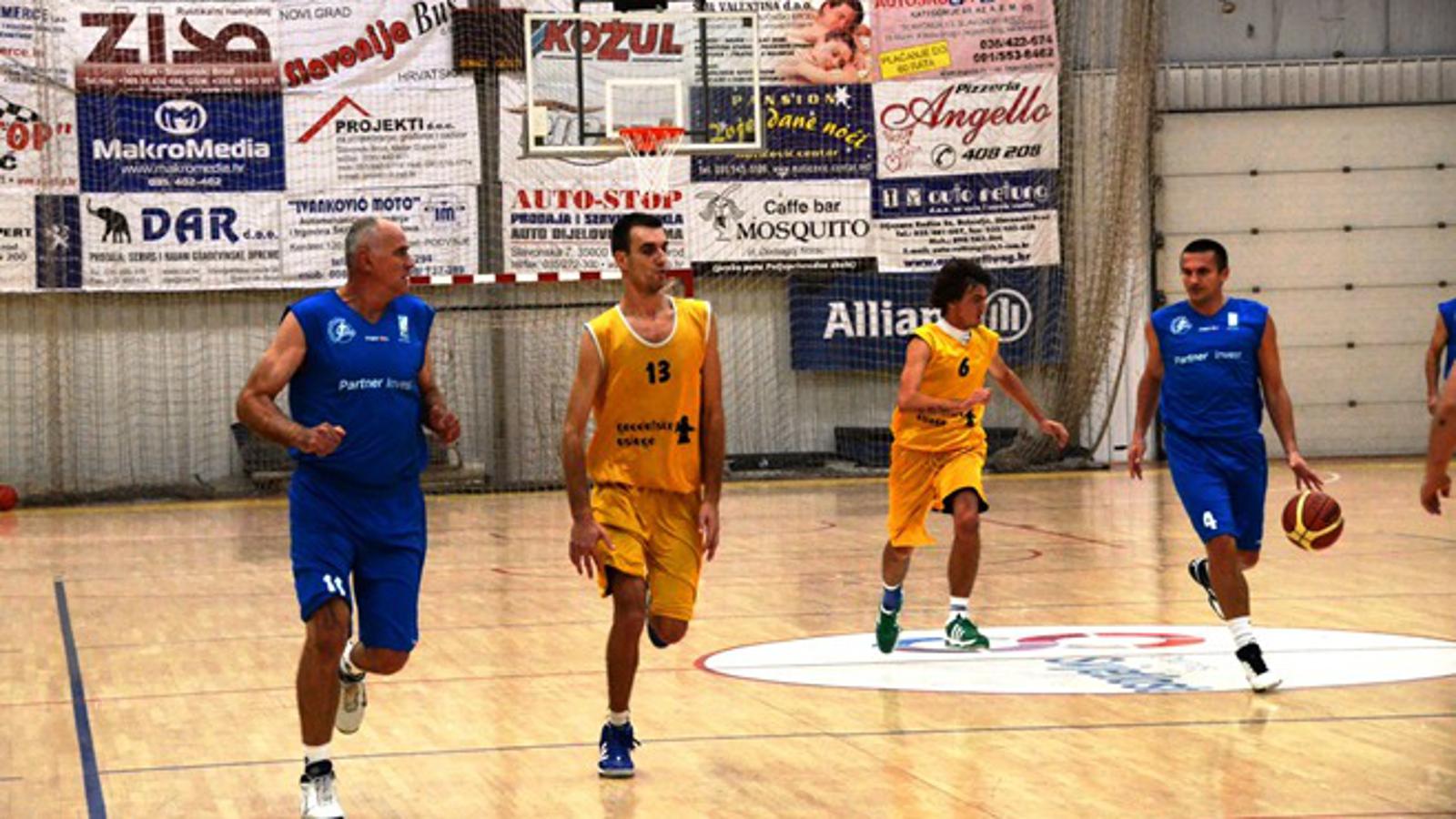 Igor Kovačević (prvi s desna) je u pobjedu Brod old starsa ugradio 20 koševa