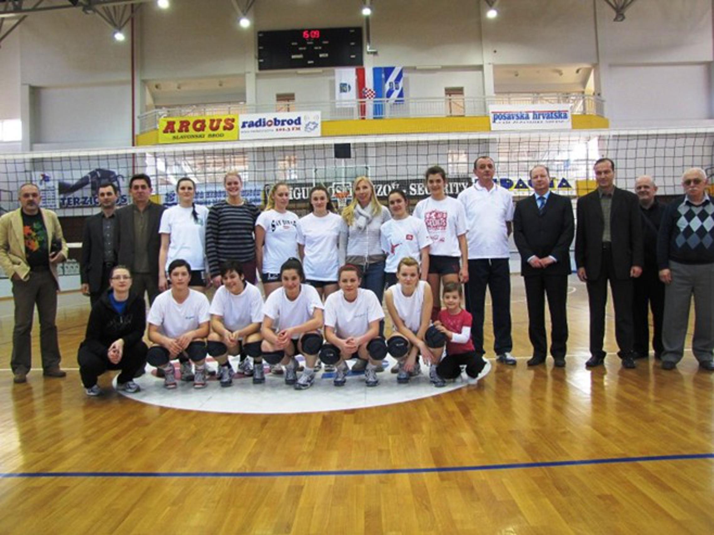 Irina Kirilova i Zdeslav Barać (četvrti s desna) u društvu odbojkašica Marsonije