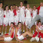 Košarkašice Broda s trenericom Kornelijom Kvesić