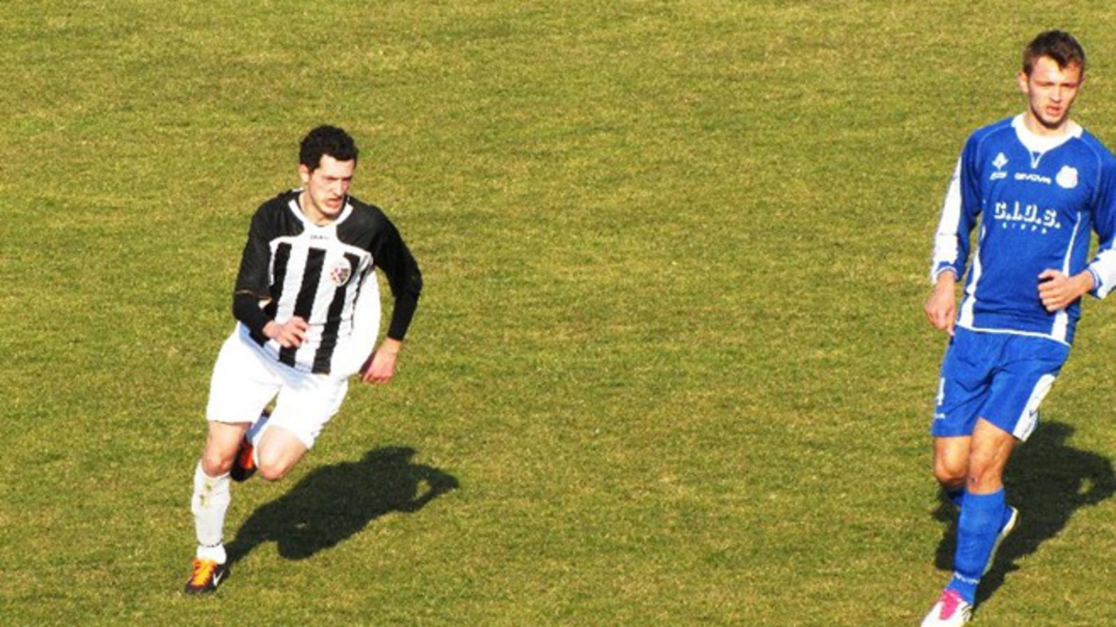 Igrač utakmice Igor Prijić (lijevo) u duelu s Karlom Kešinovićem