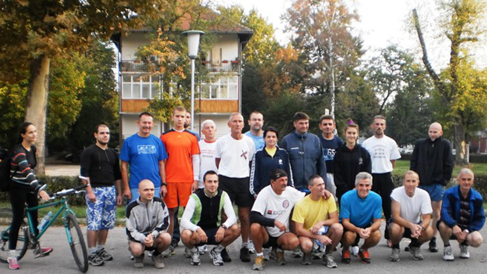 Sudionici trčanja Slavonski Brod - Žeravac na startu u Klasijama