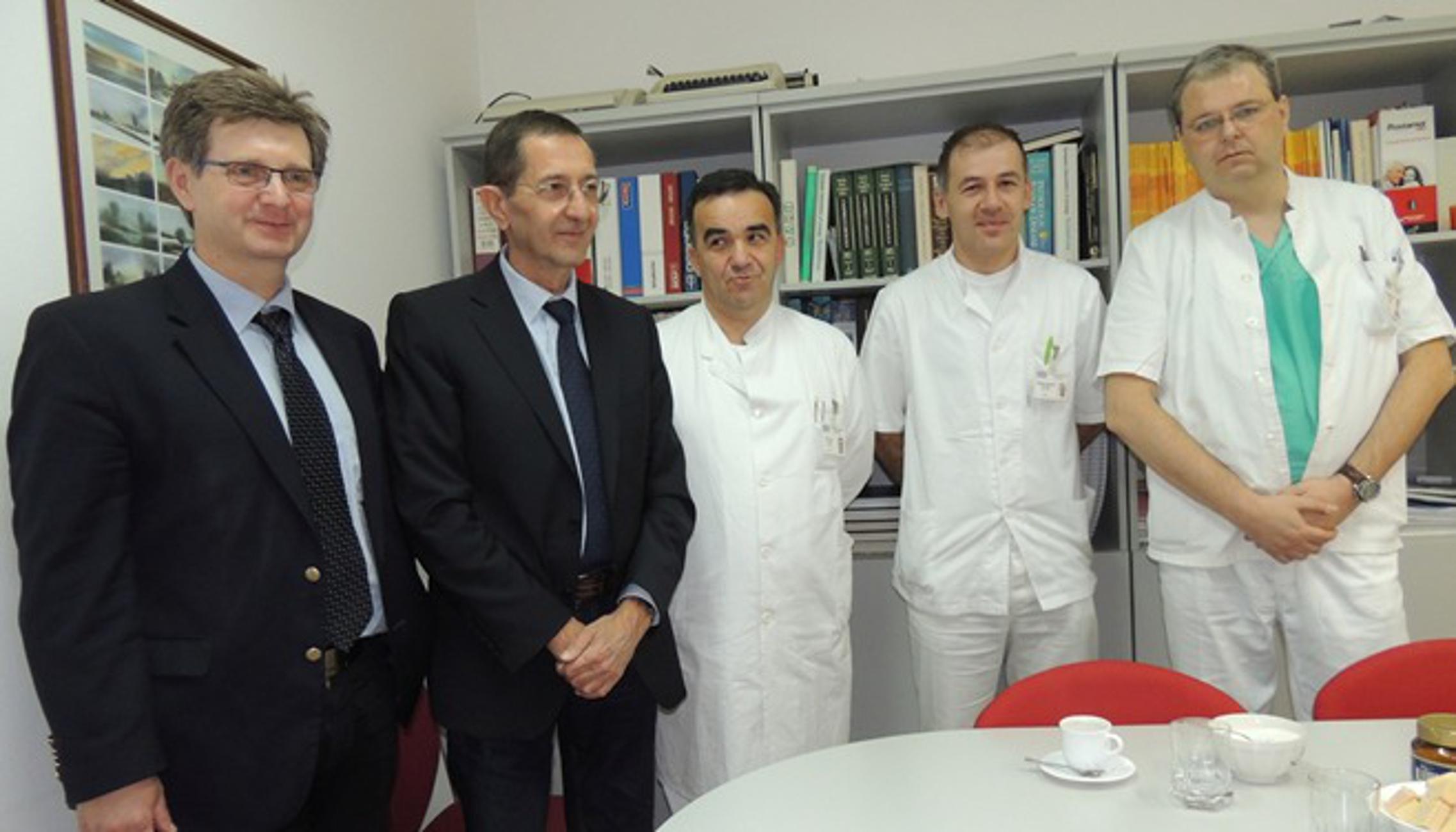 Dr. Bojan Jelaković i dr. Josip Pasini s liječnicima brodske bolnice
