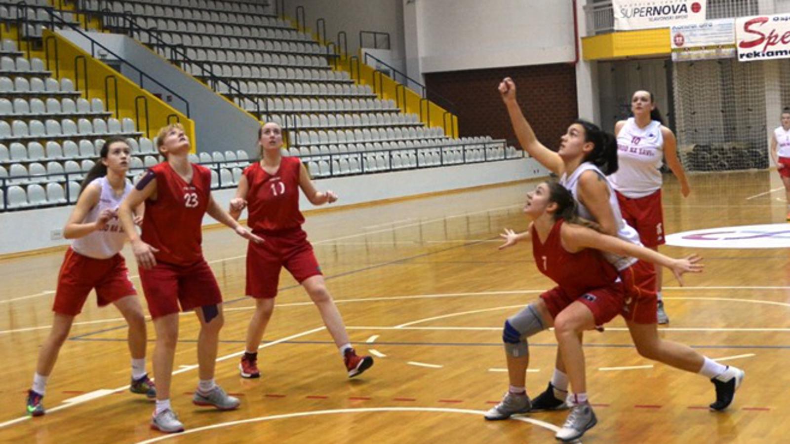 Košarkašice Broda (crvene) ugošćuju Čakovčanke