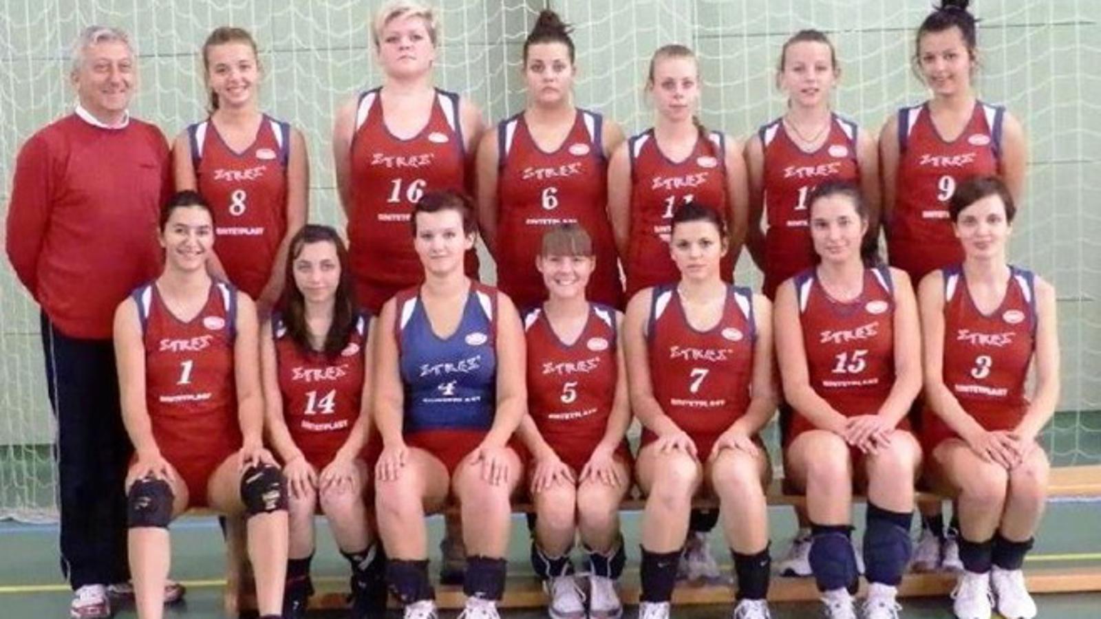 Odbojkašice Posavina Brod s trenerom Lubinom