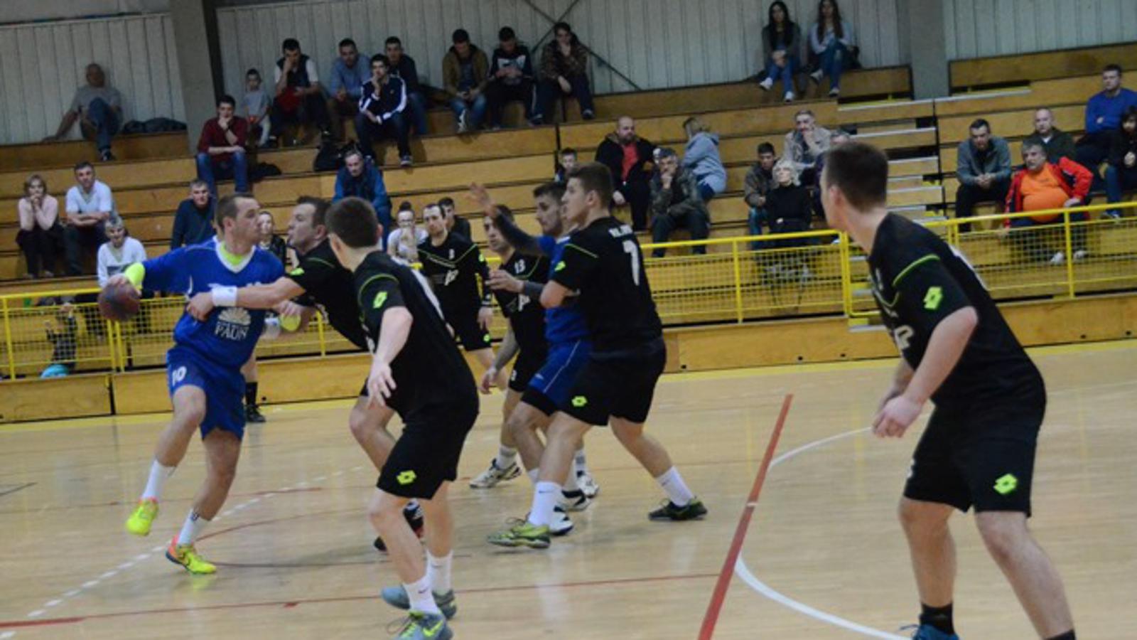 Iz utakmice Brođana (crni) i Slatinjana