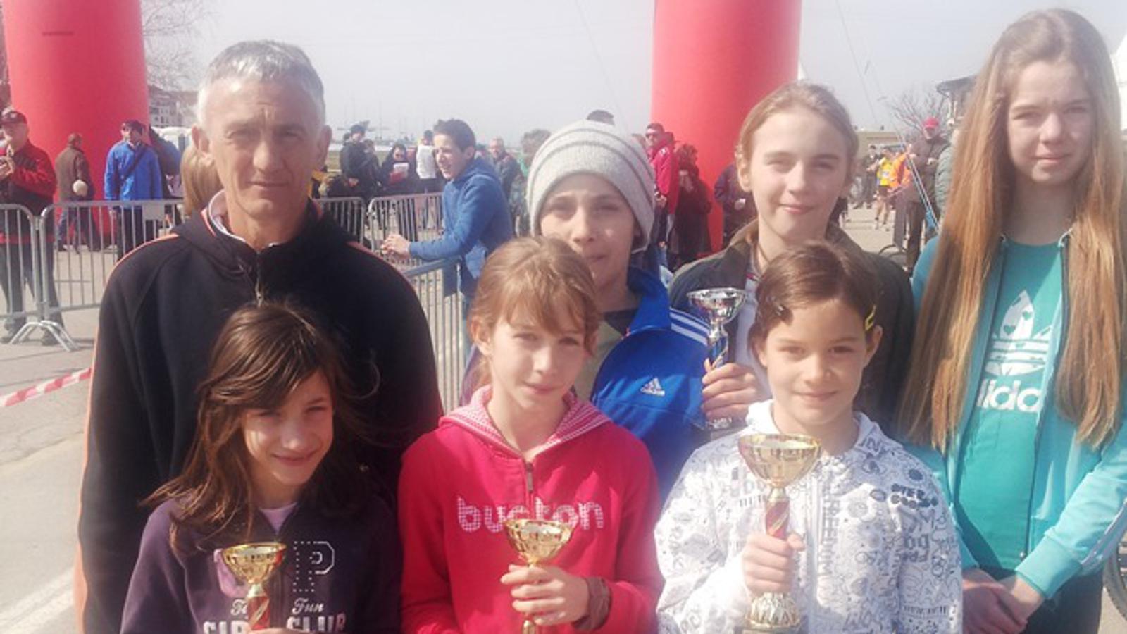 Mlade atletičarke i atletičar Marsonije s trenerom Šeremetom