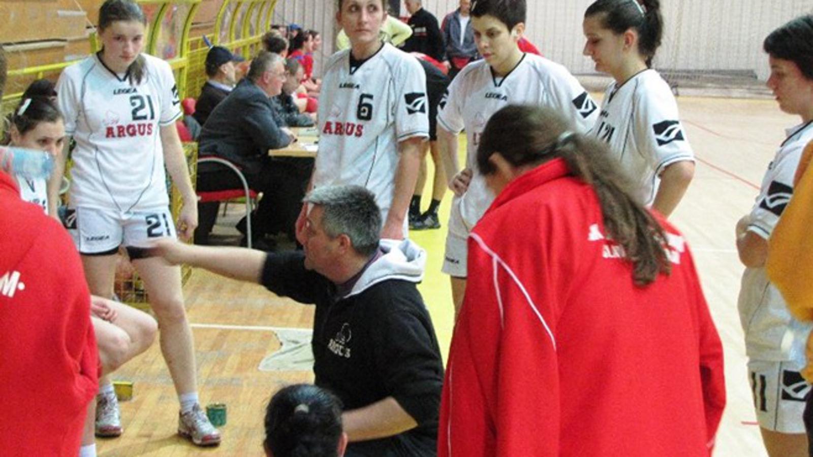 Trener Brod Gymnasiuma Darko Celner daje upute svojim rukometašicama