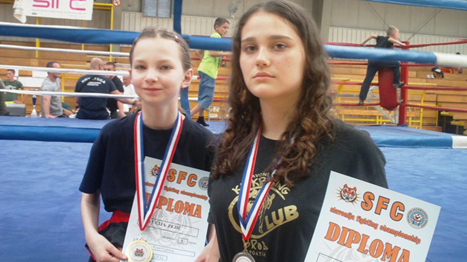 Lucija (lijevo) i Anita s osvojenim medaljama