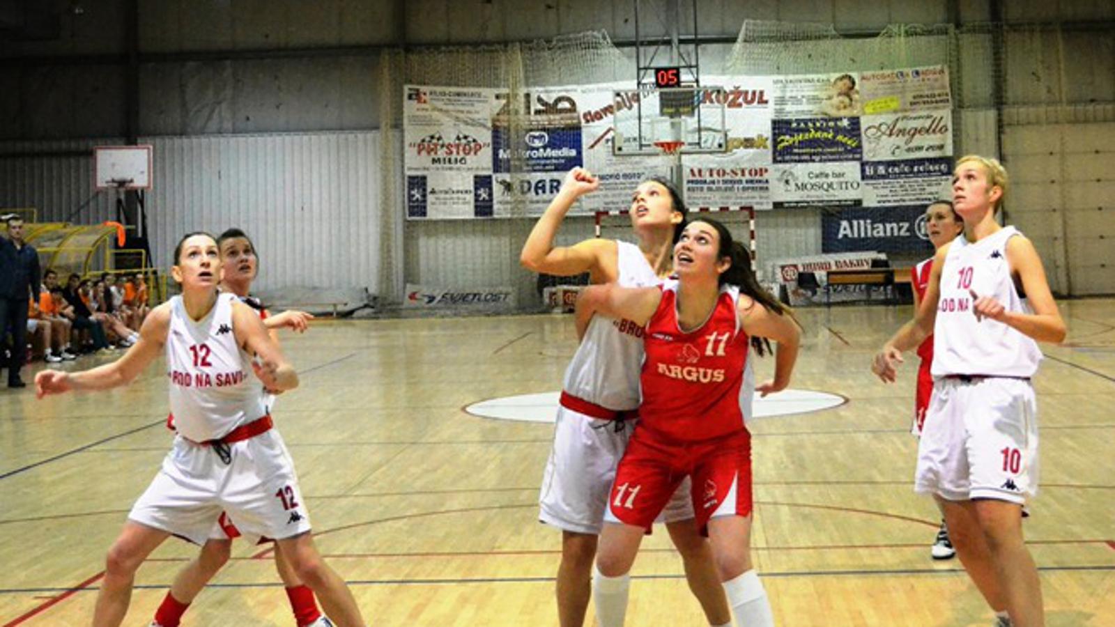 Košarkašice Broda na Savi (bijele) dočekuju Podravac iz Virja