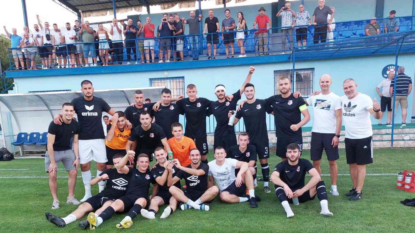 Nogometaši Tomislava nakon velike pobjede u Pleternici.
