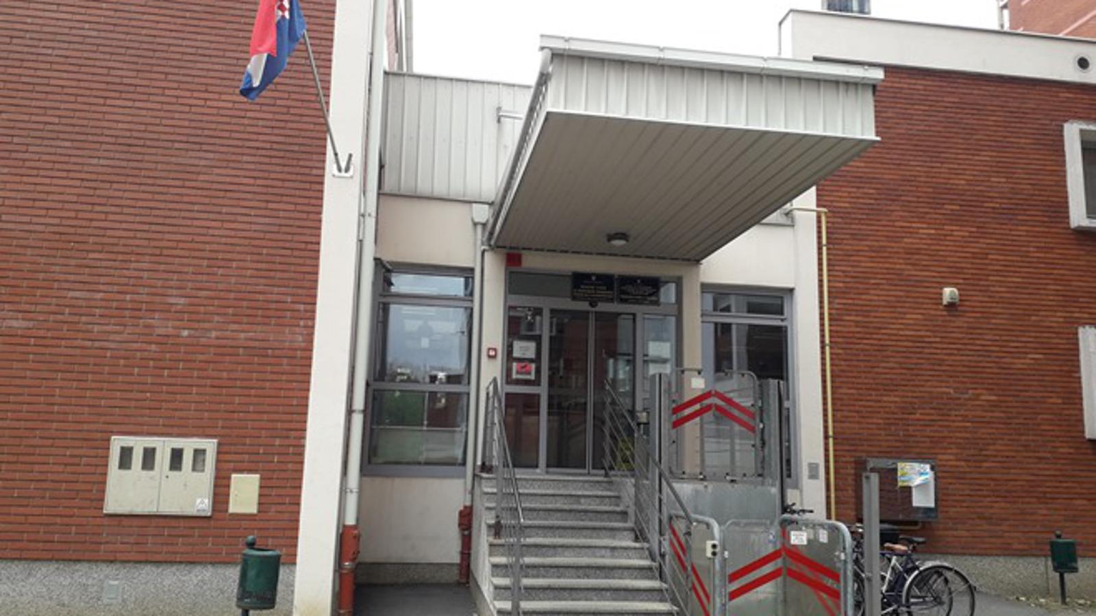 Ulaz u slavonskobrodsku ispostavu Hrvatskog zavoda za mirovinsko osiguranje
