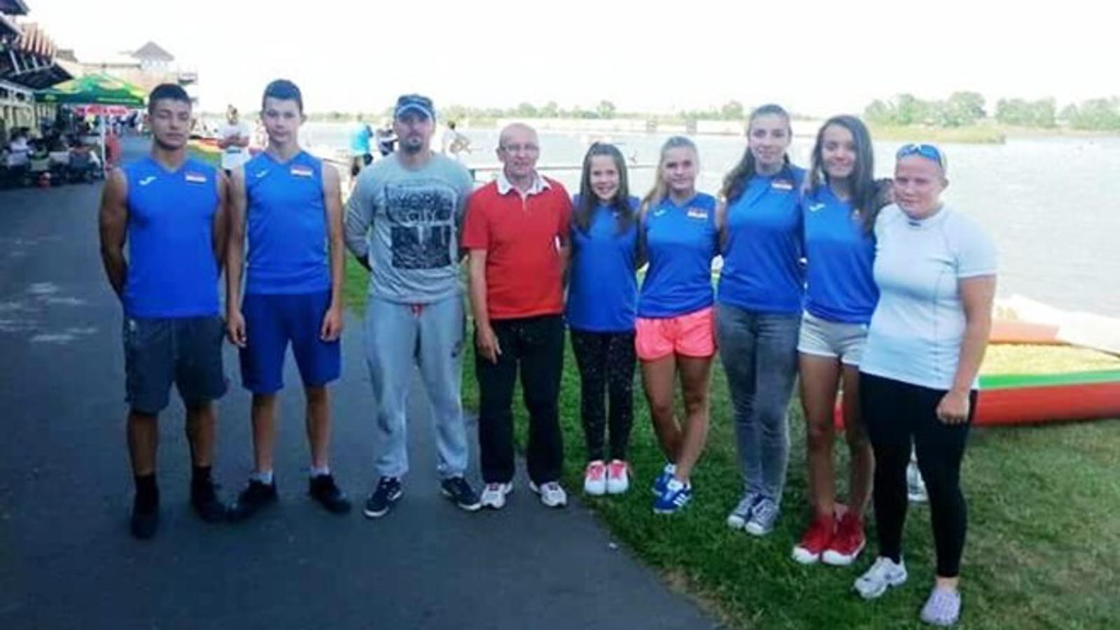Vanesa (prva s desna) s trenerima, predsjednikom i klupskim kolegama u Mađarskoj