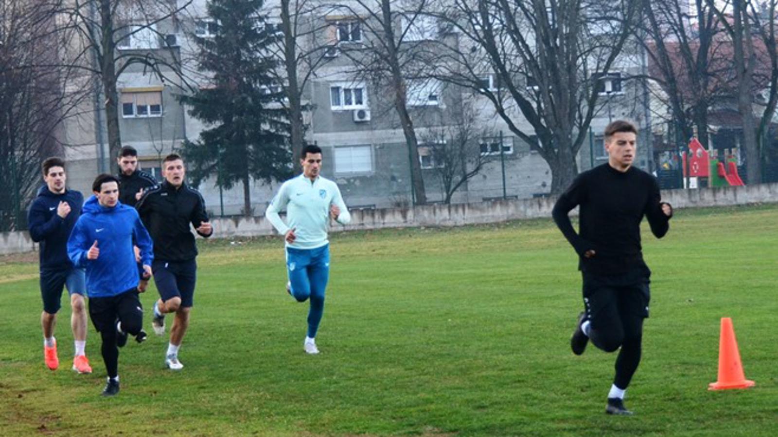 Nogometaši Marsonije žestoko se pripremaju na stadionu uz Savu.