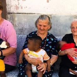 Nicolina, Vincenza i Maria bake su i malim migrantima