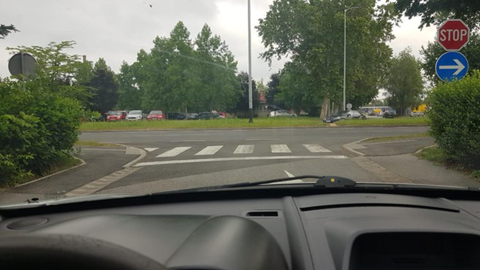 Izlazak iz Slunjske ulice na aveniju, Ulicu Petra Svačića