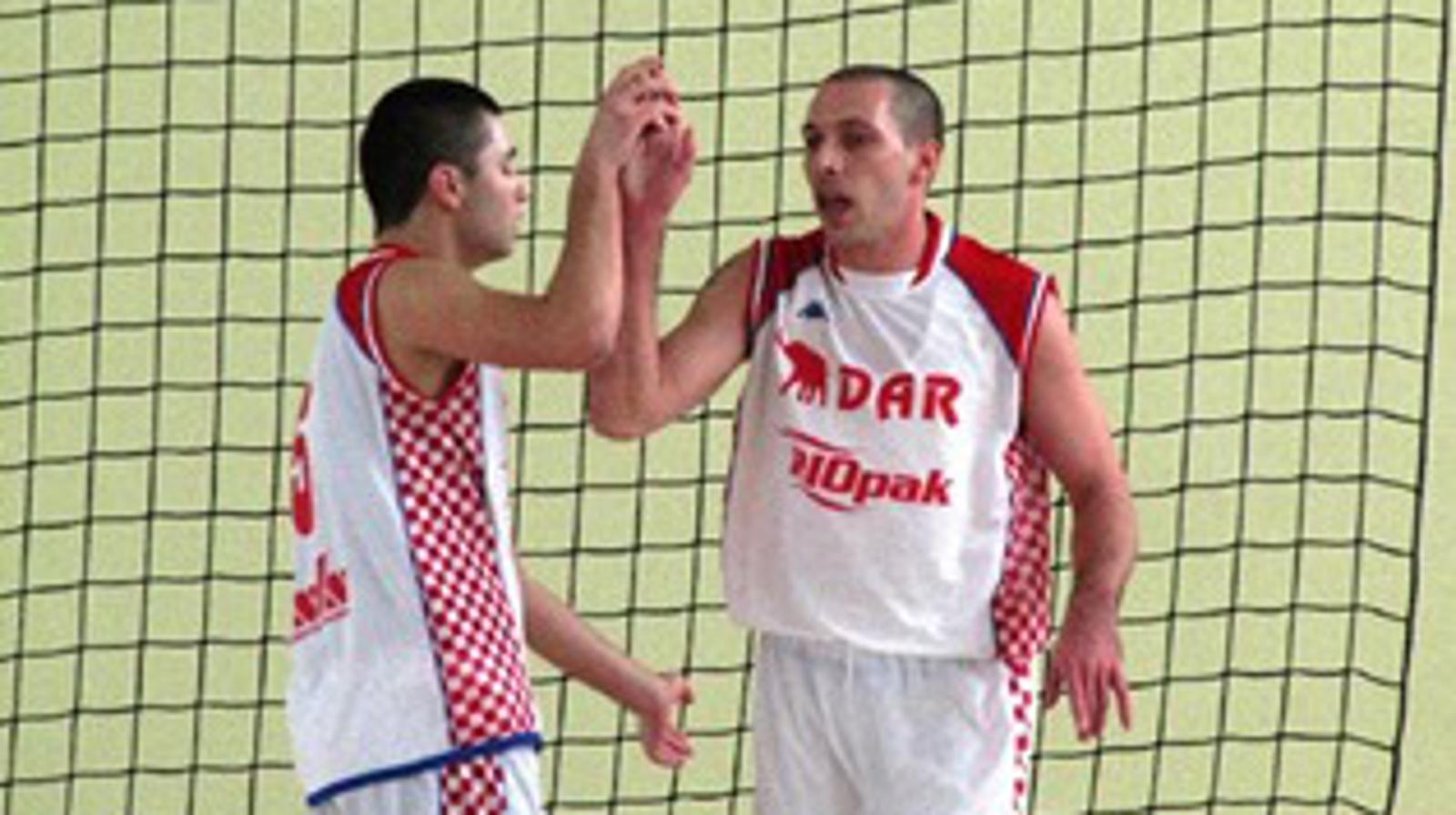 Domagoj Norac (desno) je u pobjedu nad Sibinjom ugradio 22 koša