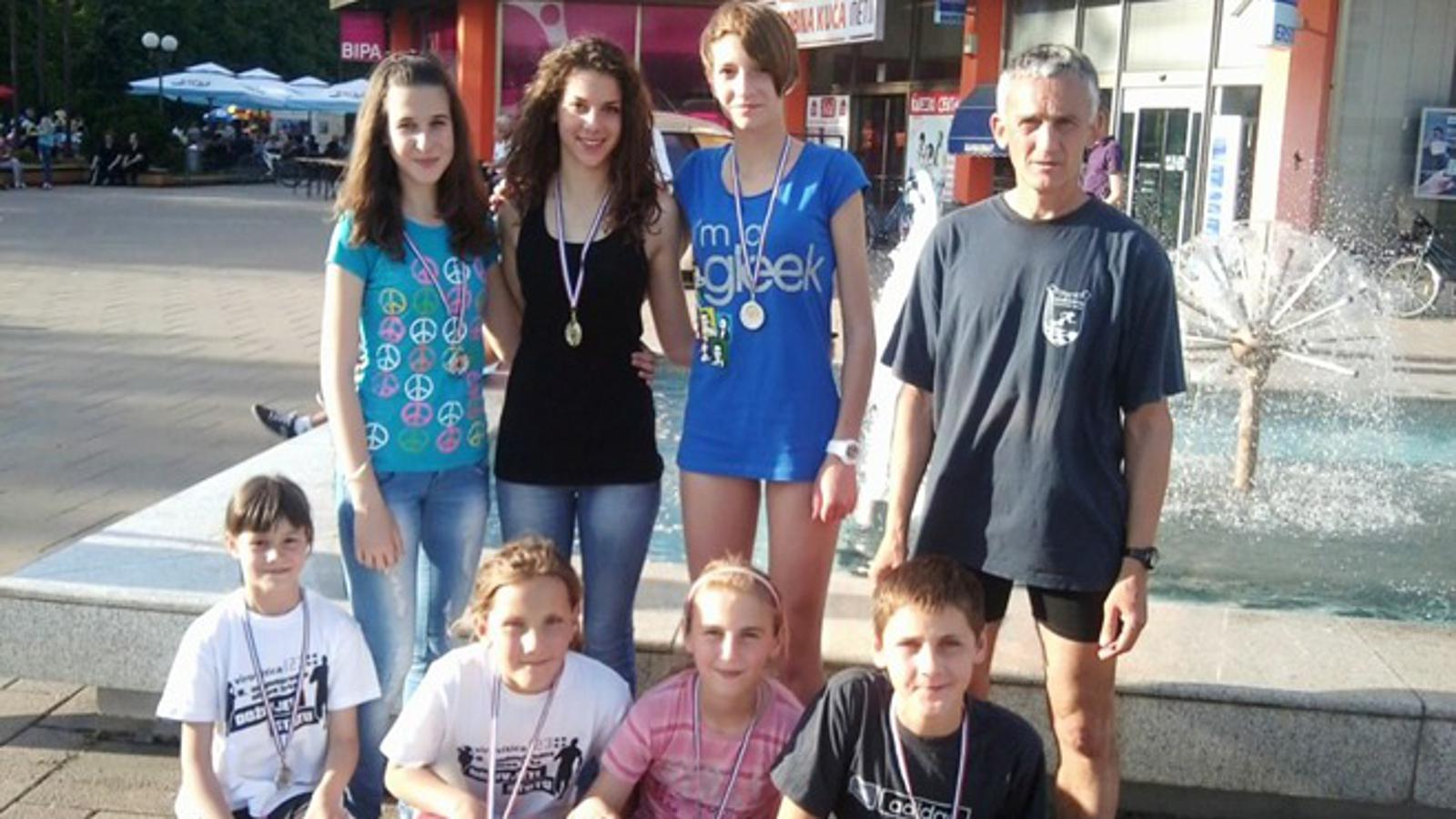 Osvajači medalja u Virovitici s trenerom Šeremetom