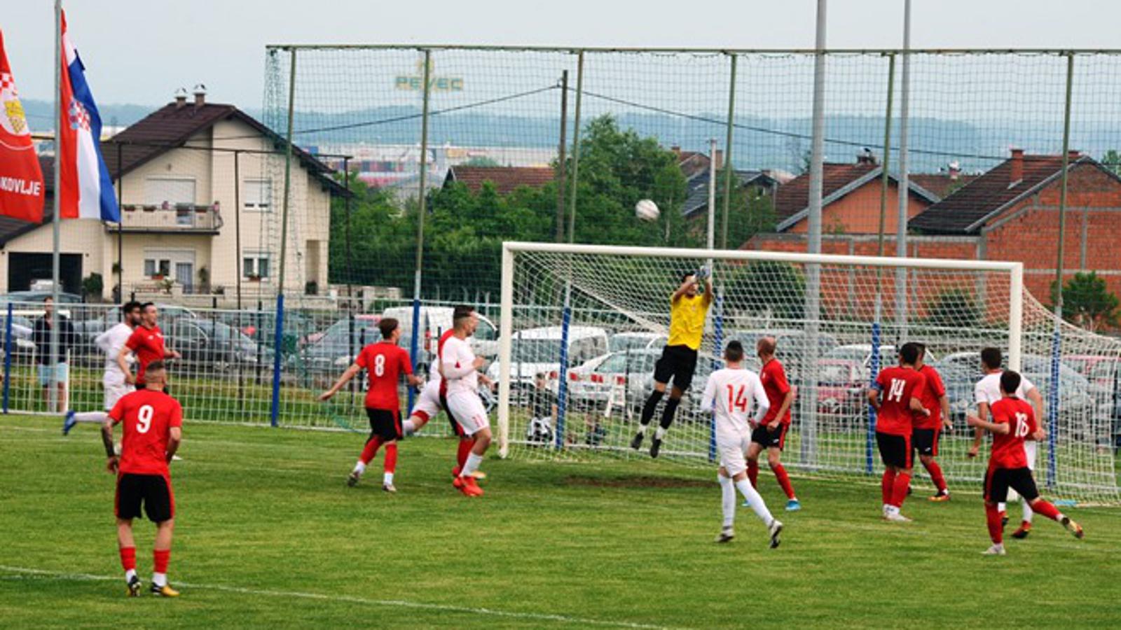 Slavonac (crveni) je u Bukovlju odigrao neodlučno s Belišćem.